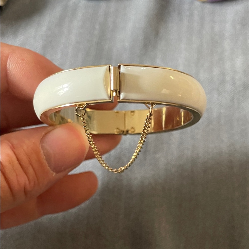 Elegant White and Gold Bracelet